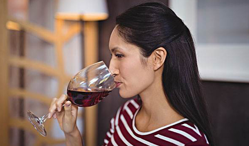 女士正確拿紅酒杯的姿勢，該怎么去拿？